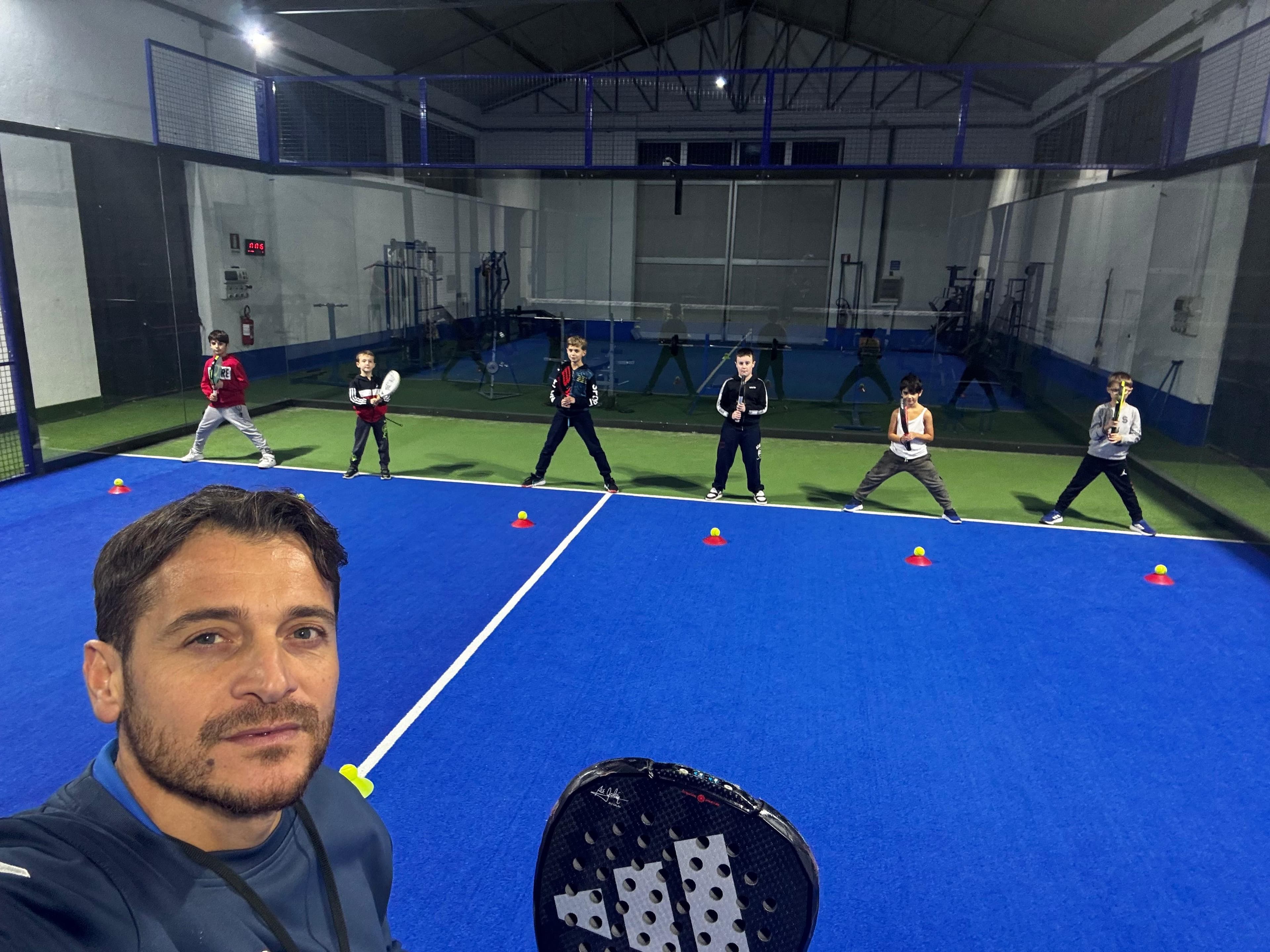Coach Giuseppe Falbo con i ragazzi della Padel School
